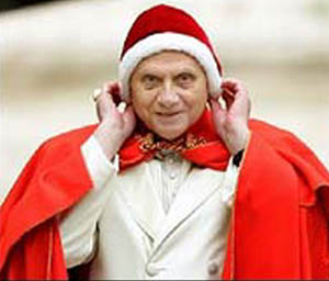 Benedict-Ratzinger in 'Santa Hat'