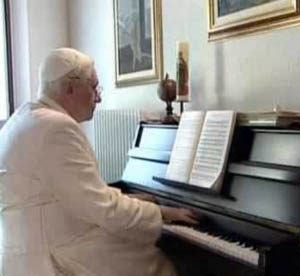 Benedict-Ratzinger at Piano