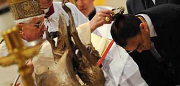 Benedict-Ratzinger Baptizing in 2008