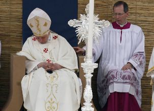 Benedict-Ratzinger Nods Off