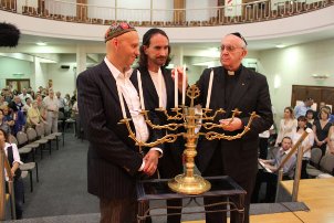Jorge Bergoglio in Synagogue