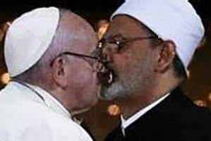 Francis-Bergoglio Kisses Grand Imam
