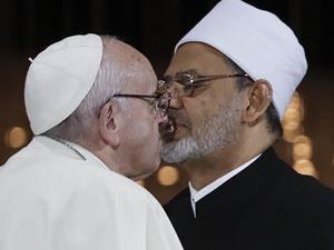 Francis-Bergoglio Kisses Muslim Grand Imam