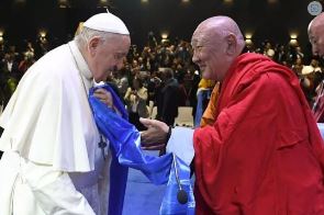 Francis-Bergoglio Bows to Buddhist Head